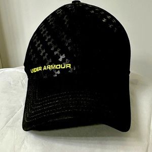 Lightly used Under Armour flex fit hat. Size L
